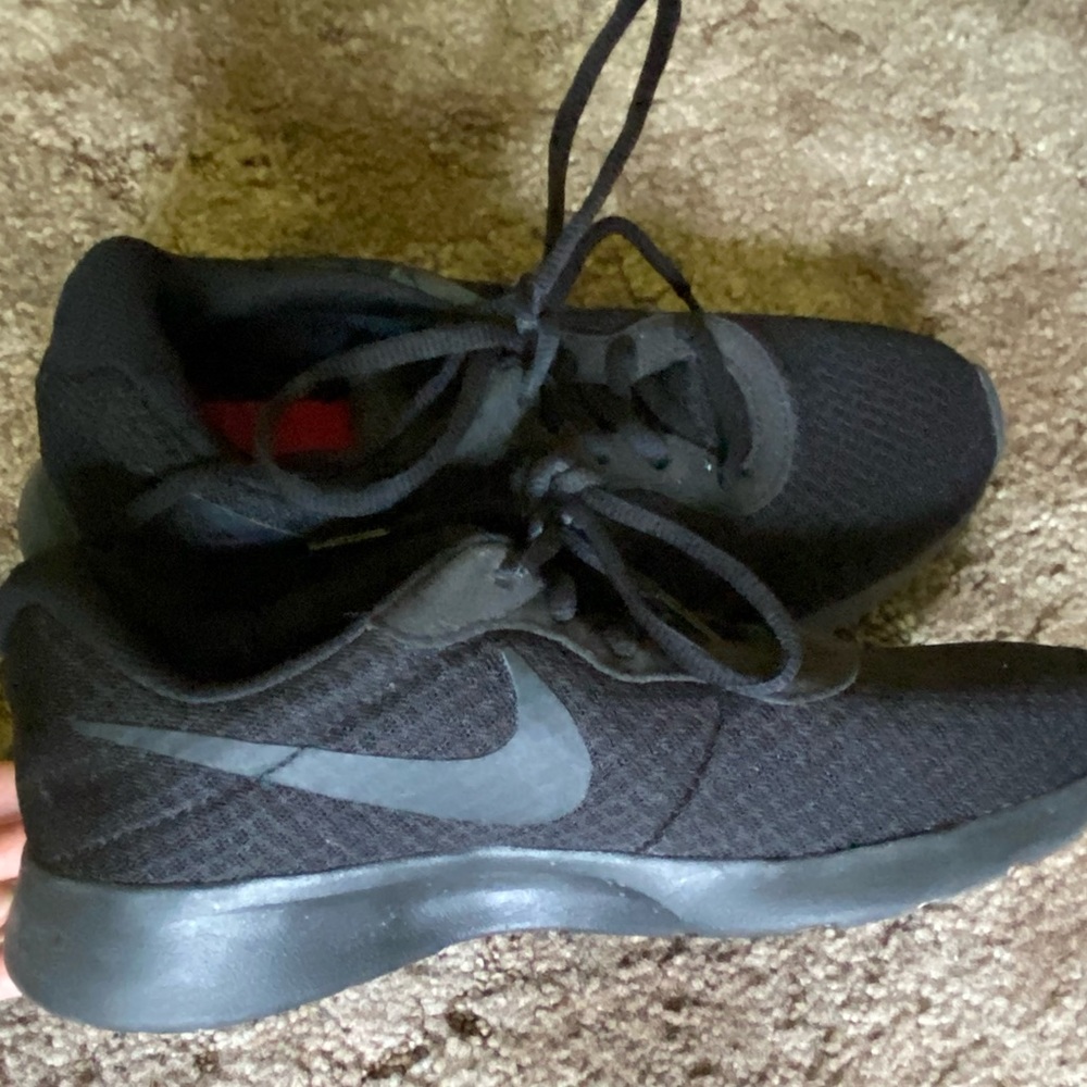 Black Nike Roches size 7.5